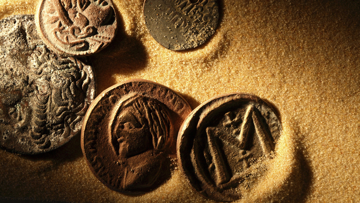 Kilkaset monet i innych obiektów pochodzących m.in. z czasów cesarstwa rzymskiego znaleźli policjanci u mieszkańca Piły (Wielkopolskie). Wcześniej mężczyzna został zauważony z wykrywaczem metali na terenie oznaczonym jako stanowisko archeologiczne.