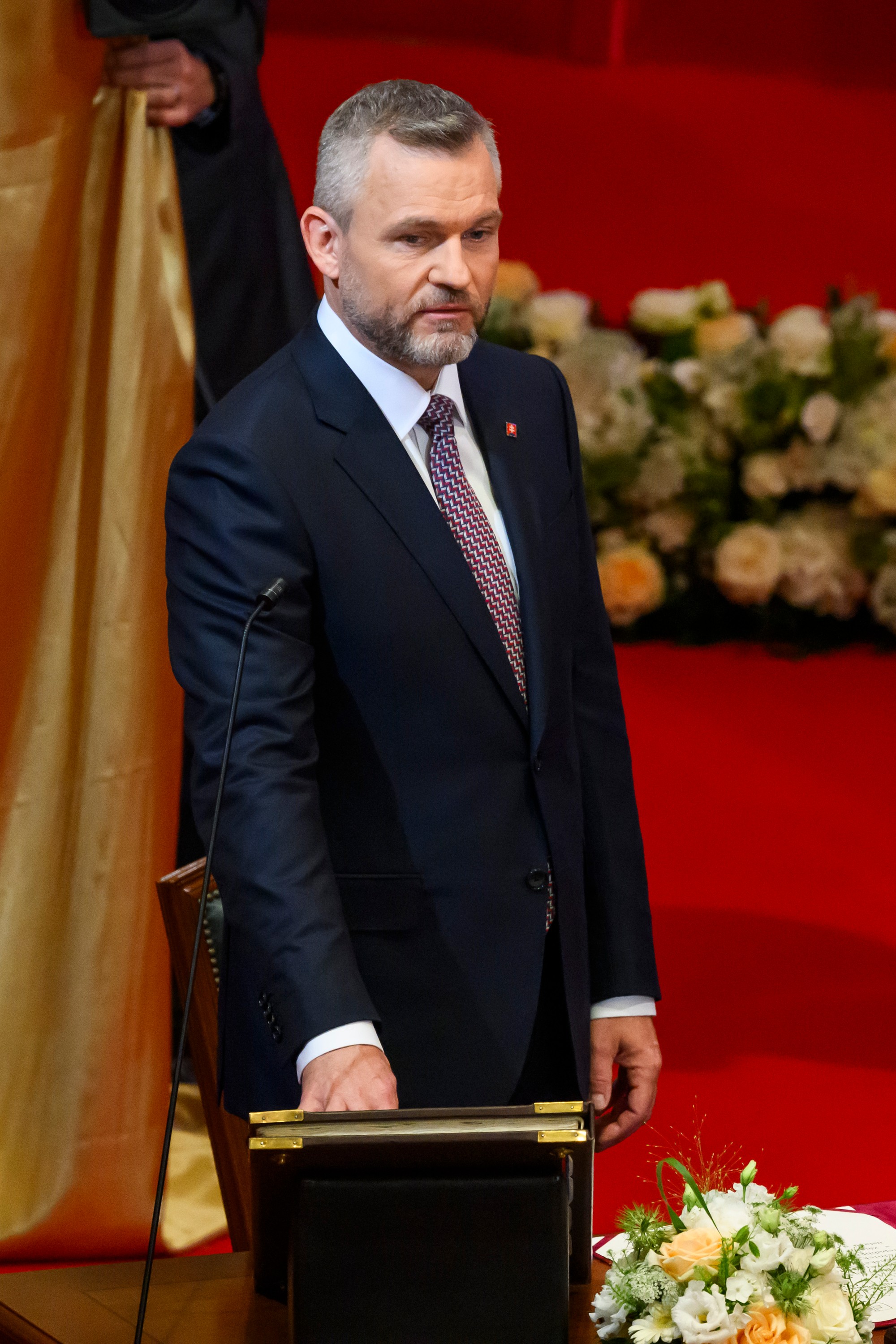 Zvolený prezident SR Peter Pellegrini skladá sľub predpísaný Ústavou SR do rúk predsedu Ústavného súdu SR Ivana Fiačana počas slávnostnej schôdze Národnej rady SR pri príležitosti zloženia sľubu.