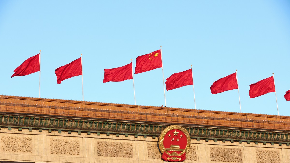 Kina, zastave na vrhu Velike narodne sale u Pekingu