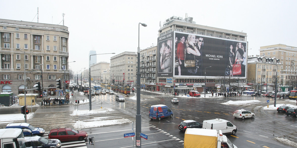 Wymiana świateł na skrzyżowaniu przy kinie Femina.