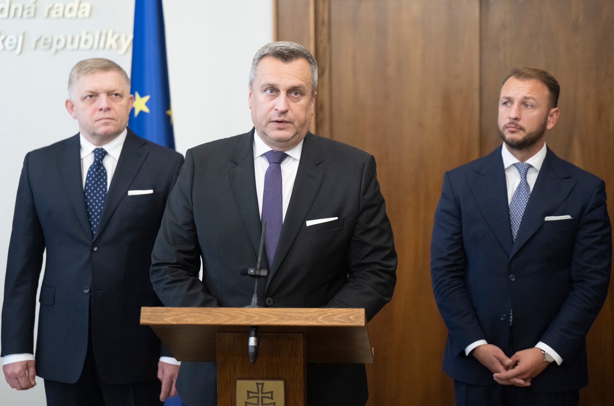 Predsedovia koaličných strán Robert Fico (SMER-SD, vľavo), Matúš Šutaj Eštok (Hlas-SD, vpravo) a Andrej Danko (SNS, uprostred).