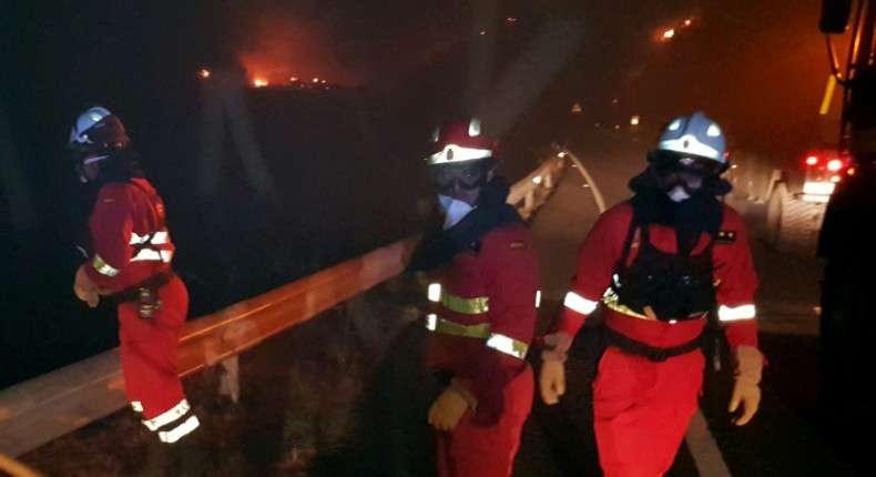 Some 250 firefighters and soldiers are battling a huge fire on the Spanish holiday island of Gran Canaria