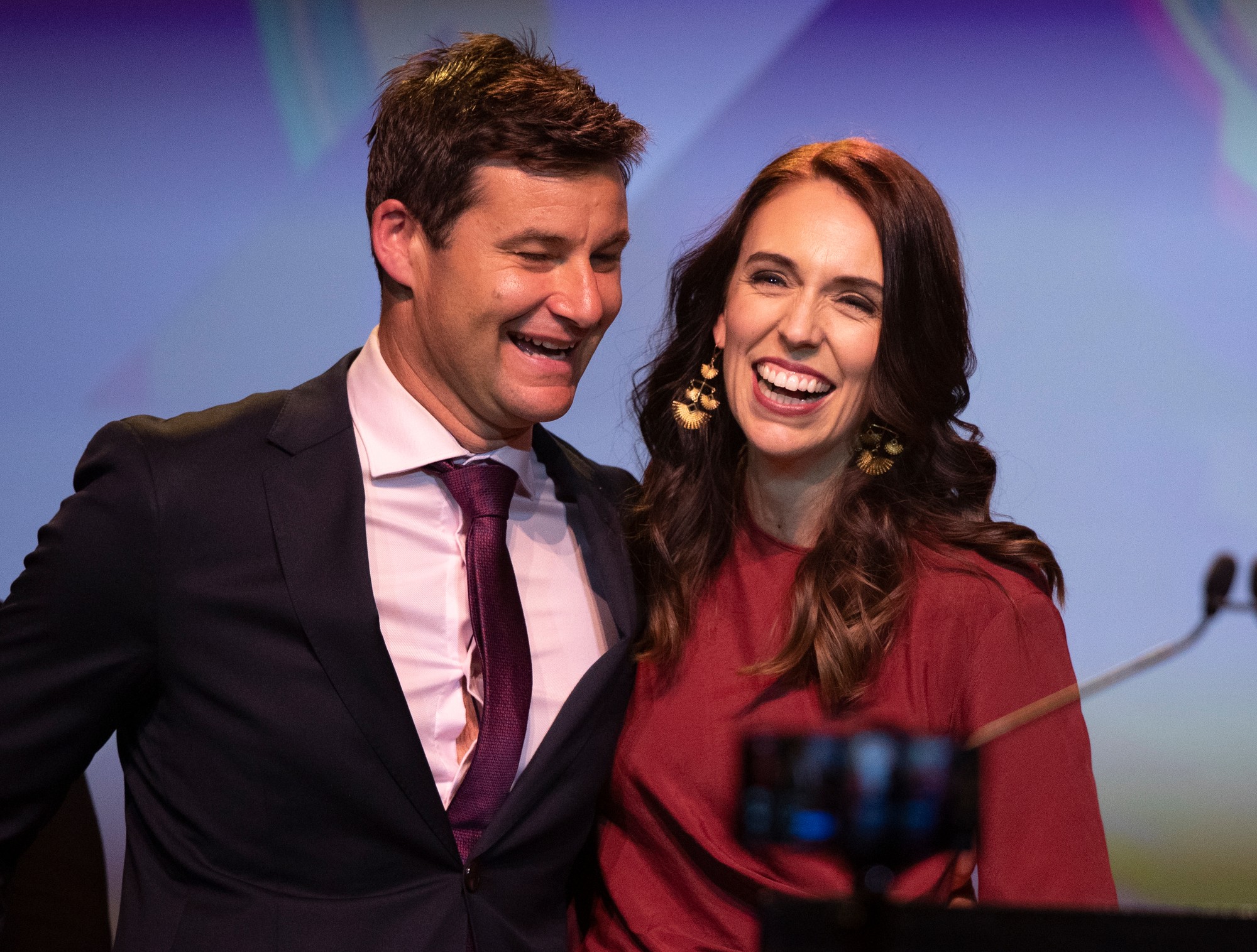 Expremiérka Jacinda Ardernova sa zosobášila s dlhoročným partnerom.