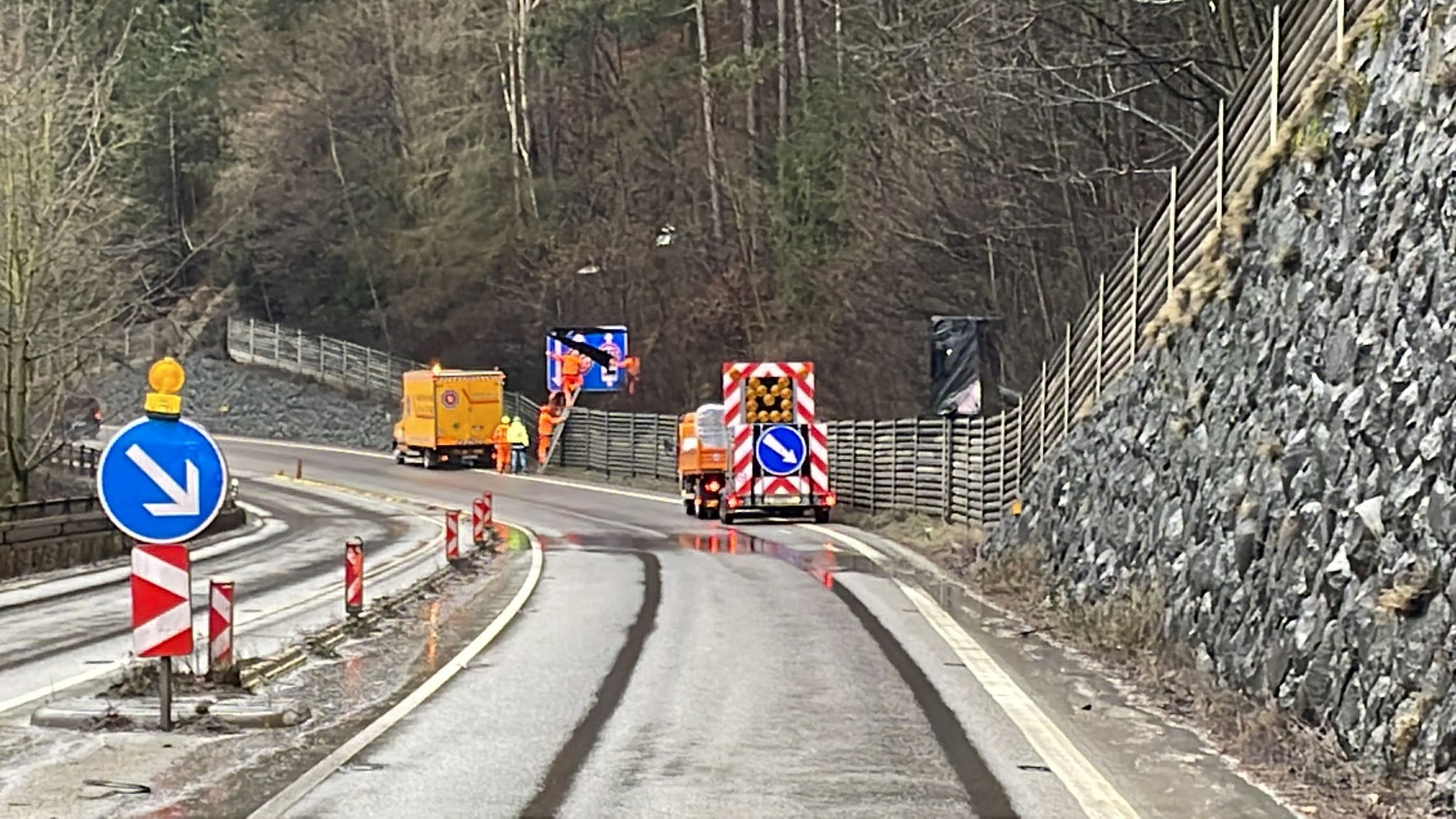 Premávku pod Strečnom pre zosuv zúžili do jedného jazdného pruhu.