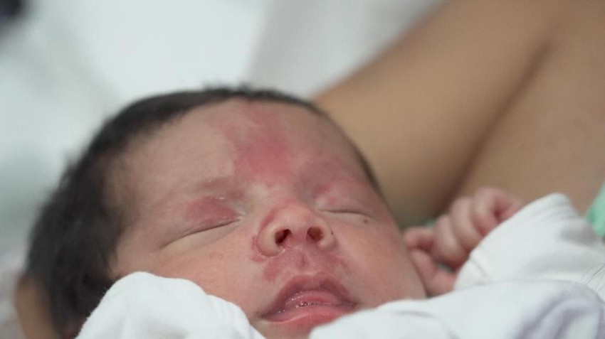 Dom porodice malog Huana Davida je potpuno uništen, ali je on preživeo sa samo lakšim povredama | Foto: BBC