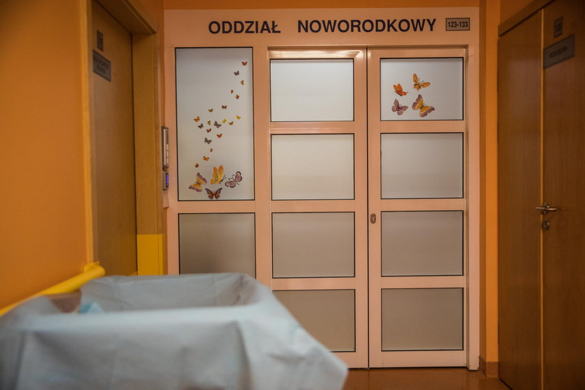 Seniorzy będą przytulać noworodki