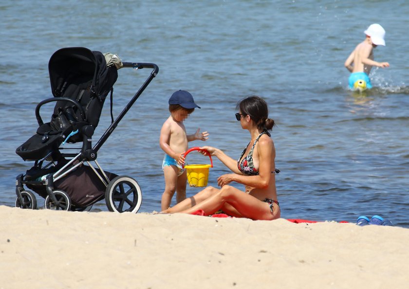 Marta Kaczyńska na plaży w Sopocie z synem