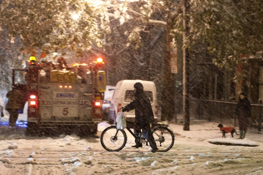 Vatrogasci pomažu u otklanjanju posledica snežne oluje u Džerzi Sitiju u Nju Džerziju