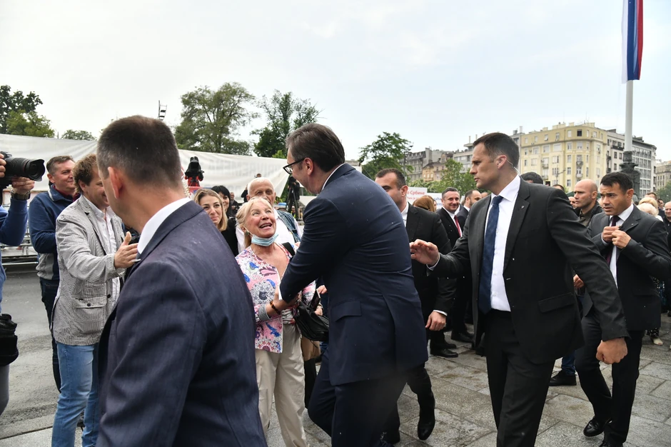 .Građani su čekali ispred parlamenta kako bi čestitali predsedniku drugi mandat 