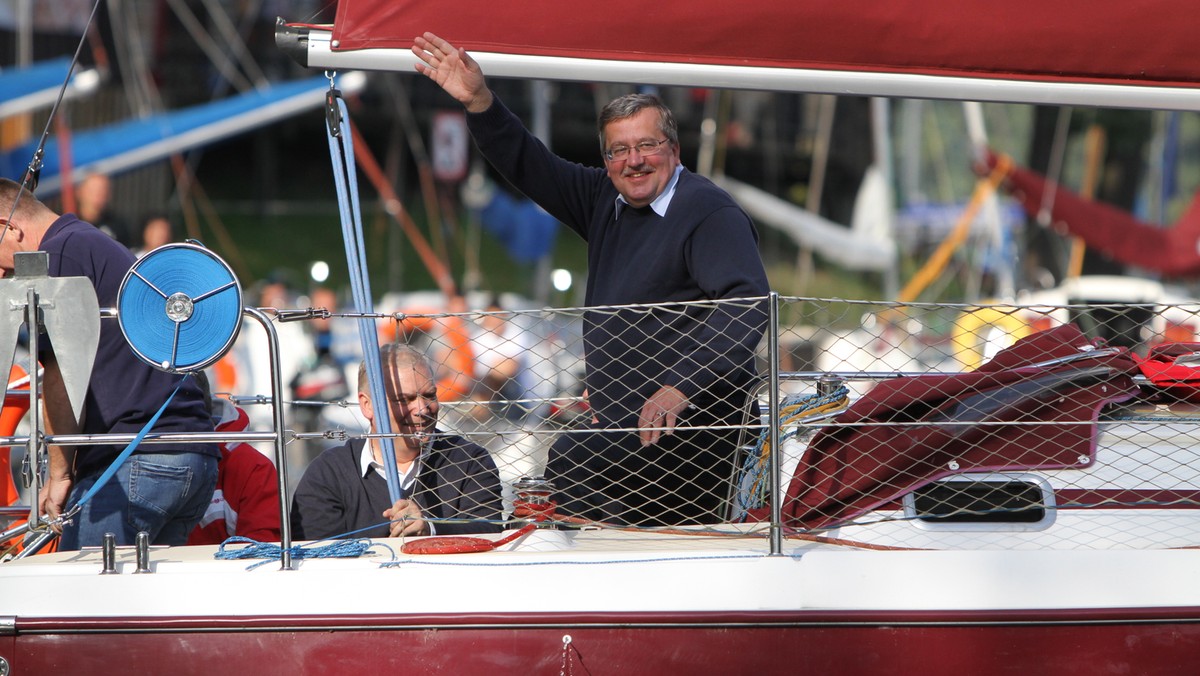 Prezydent Bronisław Komorowski korzystając z ostatniego weekendu kalendarzowego lata żegluje jachtem "Fistaszek" po Pojezierzu Ostródzko-Iławskim. Rano w Iławie spotkał się z ratownikami WOPR województwa warmińsko-mazurskiego.