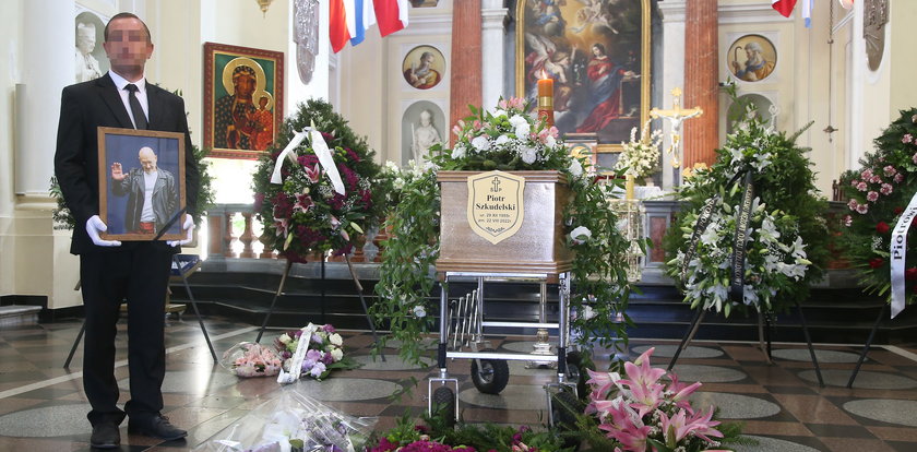 Pogrzeb Piotra Szkudelskiego. Perkusista Perfectu został pochowany w Warszawie. [ZDJĘCIA] 
