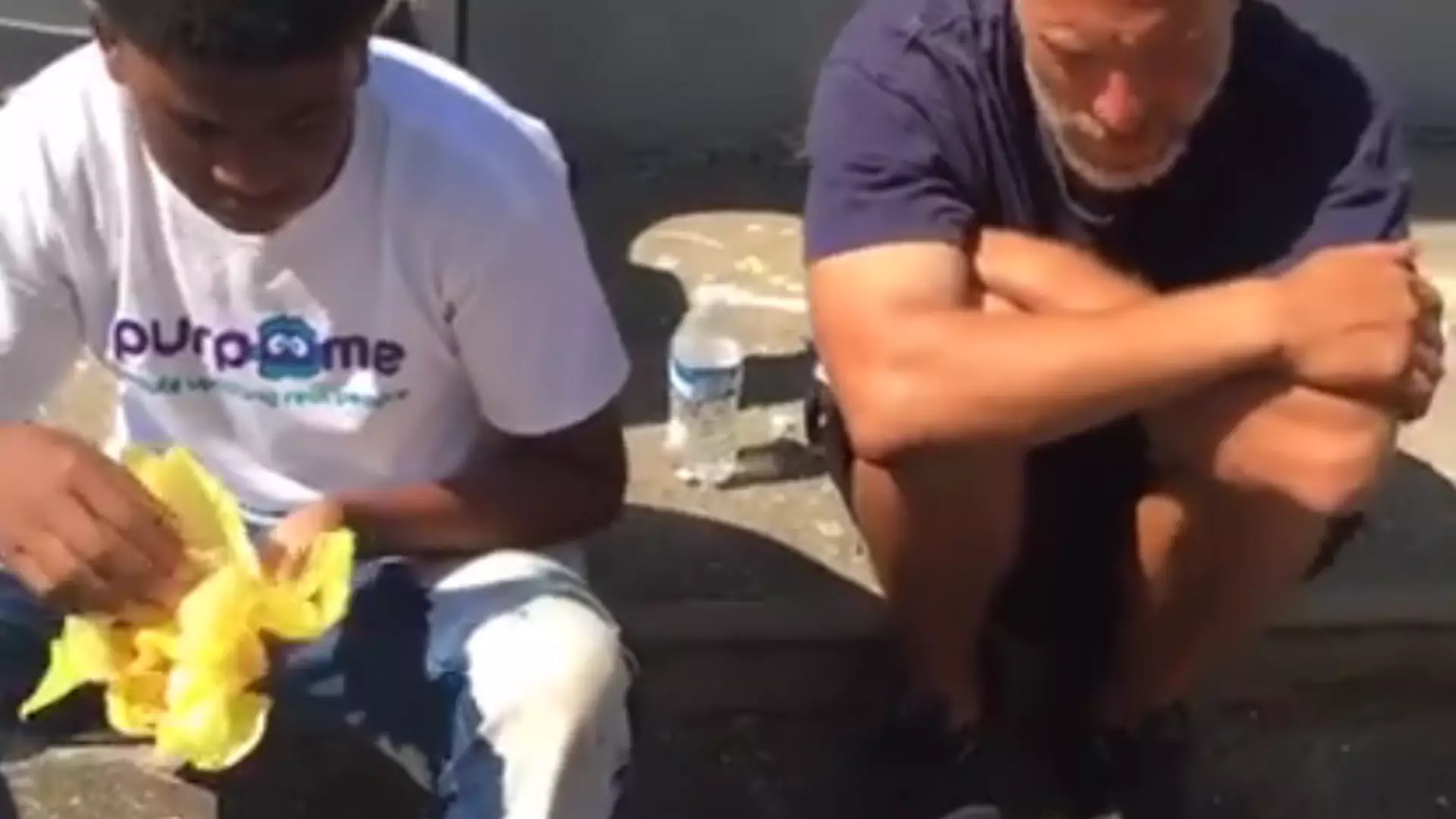 Nastolatek oddał własne buty bezdomnemu, który w swoich miał już dziury. Zobacz piękny gest