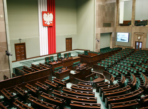 Tylko cztery partie w Sejmie. "Prezesowi puszczają nerwy. SONDAŻ