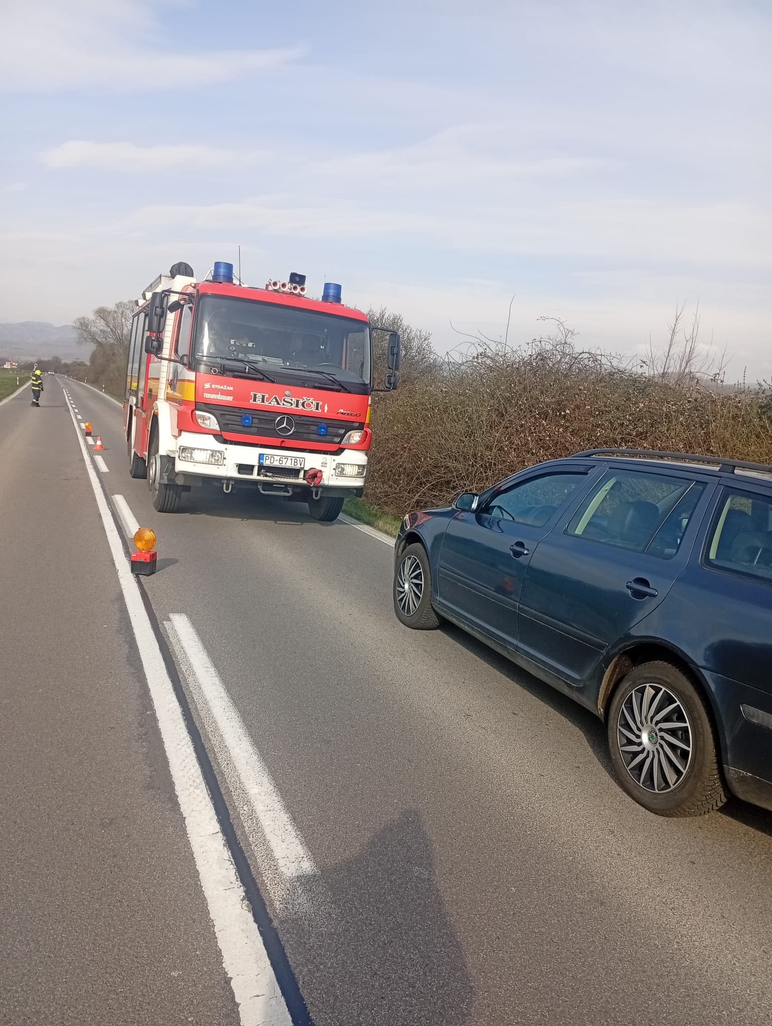 Zrážka 2 áut pri Nedožeroch-Brezanoch si vyžiadala zranenie maloletej osoby. 