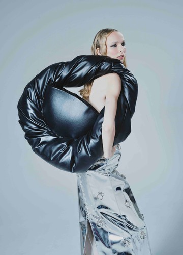 Bató Dorottya Viktória a mesterséges intelligenciát és a népszerű online divatüzleteket használta fel kutatásában. Figyelemfelkeltő és elgondolkodtató kollekcióját is megtekinthetjük a MOME Fashion Show keretében