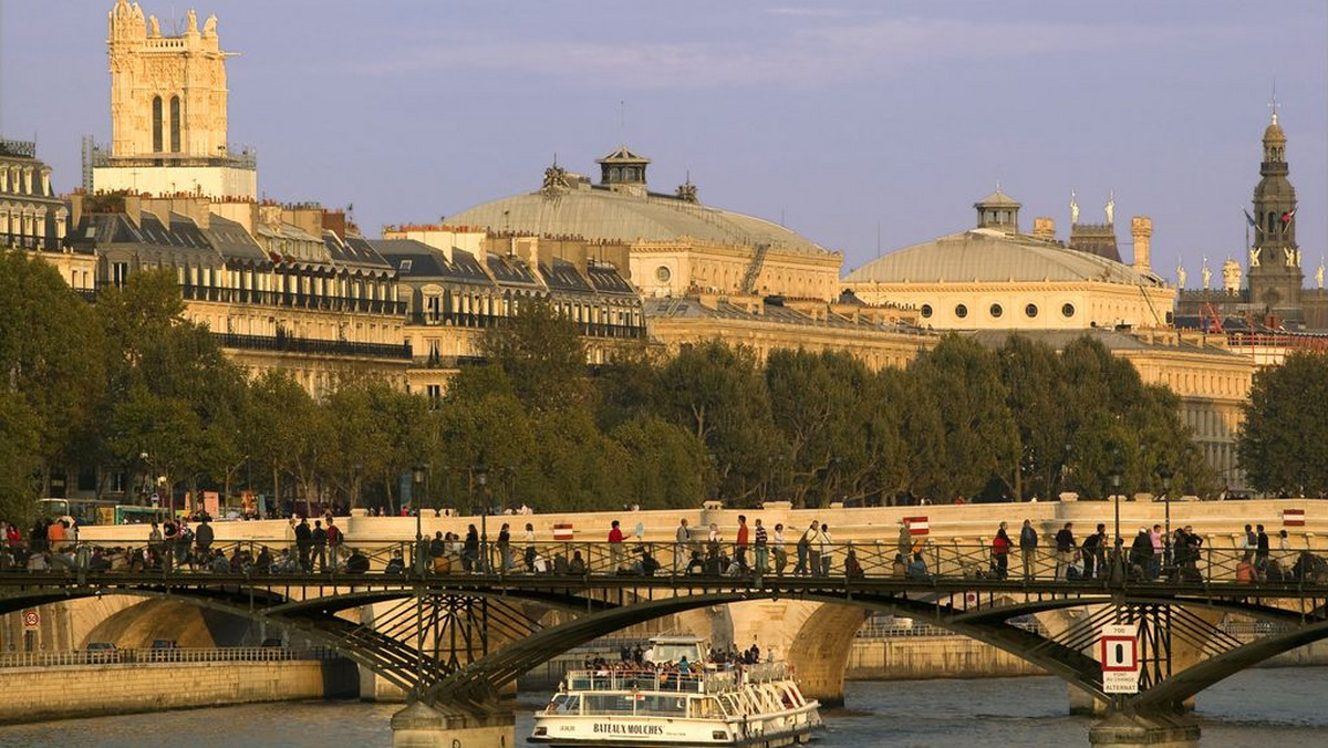 Kameralnemu Pont des Arts z widokiem na Cite z majestatyczną katedrą Notre Dame daleko do sławy innych zabytkowych mostów wiszących nad Sekwaną. Jednak z roku na rok przyciąga coraz więcej zakochanych spacerowiczów, szczególnie w trakcie świąt Bożego Narodzenia.