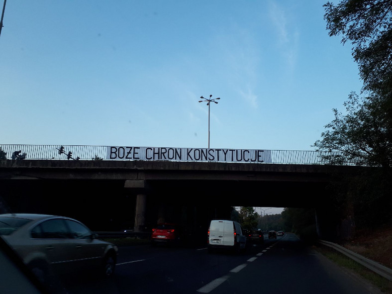 Transparent na wiadukcie przy ulicy Niestachowskiej