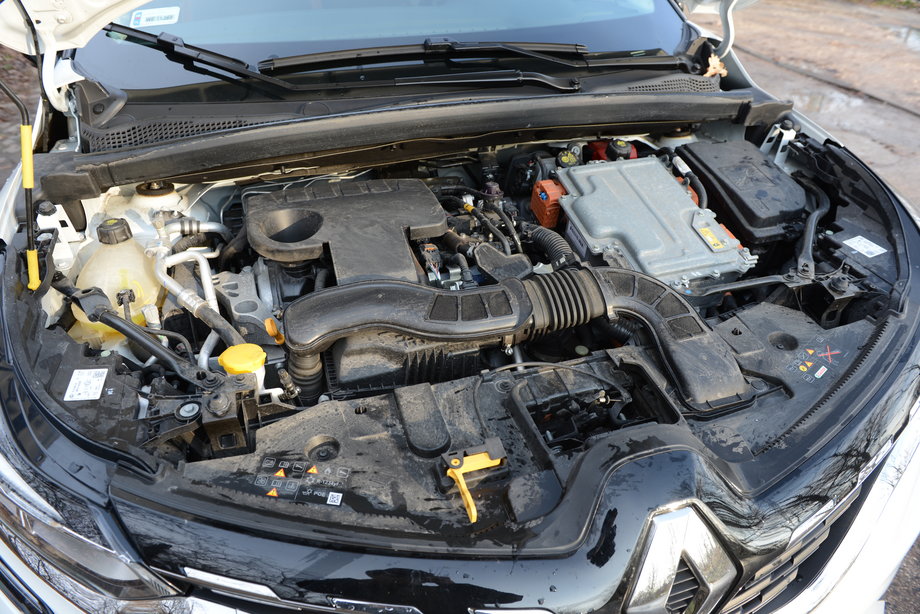 Renault Captur E-Tech pod maską ma silnik spalinowy - wolnossący, pracujący w nietypowy sposób, bo w tzw. cyklu Atkinsona. Dzięki temu zużywa mniej benzyny, ale żeby ruszyć autem, potrzebuje wsparcia silnika elektrycznego.