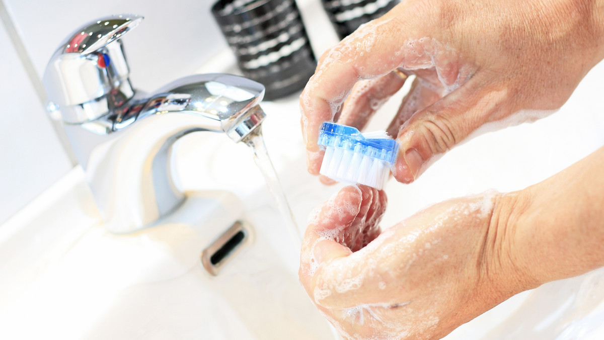 Po umyciu rąk płynnym mydłem dostępnym w toalecie publicznej ręce mogą być 25 razy brudniejsze niż przed wejściem do tego przybytku – informuje "Journal of Envronment Health".