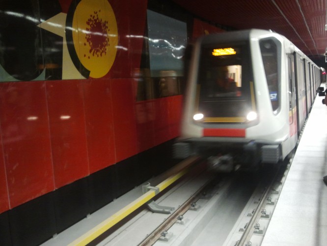 Do szwajcarskiego Stadlera, który składy wyprodukował, należy zakład w Siedlcach, gdzie powstało m.in. 20 pociągów pasażerskich Flirt dla Łódzkiej Kolei Aglomeracyjnej, a teraz realizowany jest kontrakt na 20 składów pasażerskich dla PKP Intercity. W kontrakt dla Berlina Siedlce nie są jednak w żaden sposób zaangażowane (to zadanie dla fabryki Berlin-Pankow). Na zdj. dla porównana: tak wyglądają pociągi Inspiro, czyli nowy tabor Siemensa i Newagu dla Metra Warszawskiego.