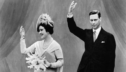 Zmarła w 2002 r. w wieku 101 lat królowa-matka Elżbieta została pochowana u boku męża, króla Jerzego VI w kaplicy zamku Windsor.  <br>
Trumna ze zwłokami królowej-matki zostanie wystawiona w Westminster Hall. Królową matkę, daniem policji żegnało około miliona ludzi. W Londynie w tym czasie zamknięto wiele sklepów, domów towarowych i lokali rozrywkowych. 
<br>To znak szacunku dla zmarłej, która zdobyła ogromne uznanie i popularność, gdy podczas ataków Niemiec w czasie II Wojny Światowej odmówiła wyjazdu z córkami do bezpiecznej Kanady. - Dzieci nigdzie nie pojadą beze mnie. Ja nie opuszczę króla. A król nigdy nie wyjedzie – powiedziała wtedy. 
<br>
Ministerstwo obrony szacowało wydatki samej policji i ochrony na ówczesne 462 tys. dolarów, całkowity koszt sięgnął ponad 9 mln, które dziś oznaczają 12,5 mln dol.