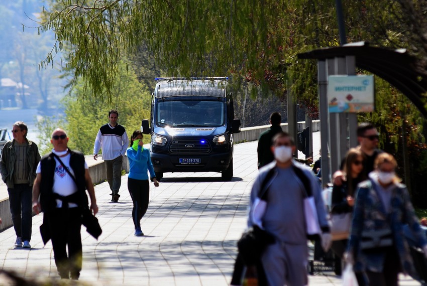 Policija udaljava građane pred policijski čas u Novom Sadu