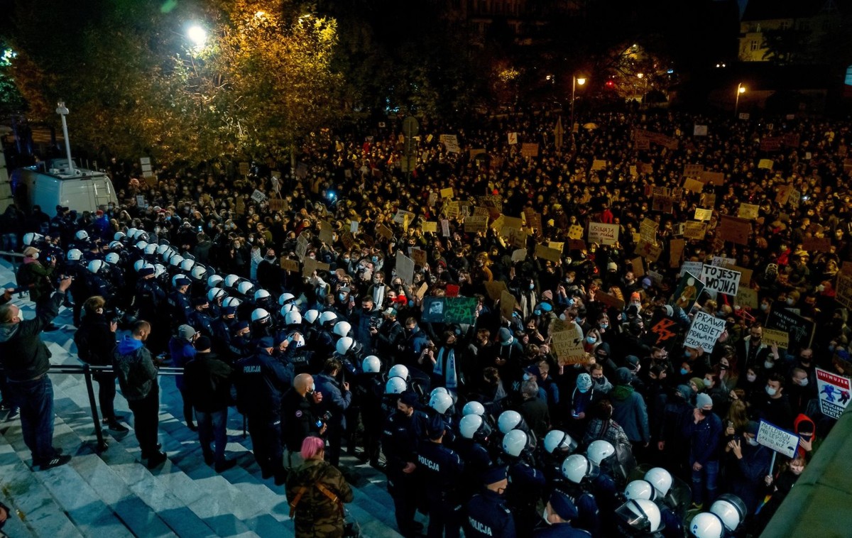 Policja zabezpiecza protest przeciwko decyzji Trybunału Konstytucyjnego w sprawie przepisów aborcyjnych przed Archikatedrą Chrystusa Króla w Katowicach