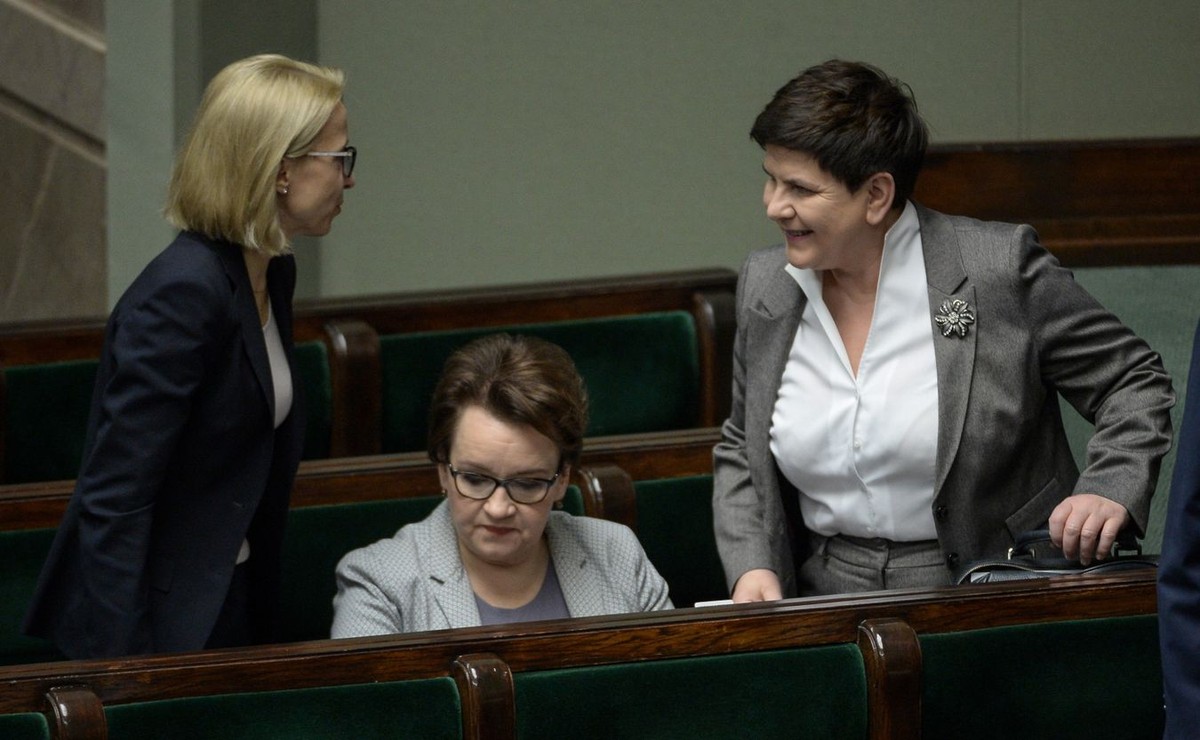 Minister finansów Teresa Czerwińska, minister edukacji Anna Zalewska i wicepremier Beata Szydło