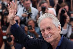 Michael Douglas pozuje reporterom przed przyznaniem mu honorowej Złotej Palmy podczas ceremonii otwarcia 76. Festiwalu Filmowego w Cannes, 16 maja 2023 r.