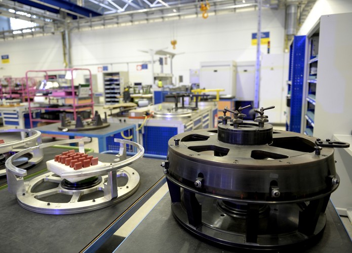 Zakład ma osiągnąć pełne możliwości produkcyjne od 2017 roku Ponadto, w planach firmy MTU Aero Engines jest rozbudowa działu badania i rozwoju. W pierwszych latach współpracy, zespół inżynierów z Rzeszowa działał głównie jako dostawca usługi inżynieryjnych dla kolegów z Monachium. Teraz rzeszowski zespół inżynierów przejmie pełną odpowiedzialność za projekty rozwojowe.<br><br>fot.  (dd/ukit) PAP/Darek Delmanowicz