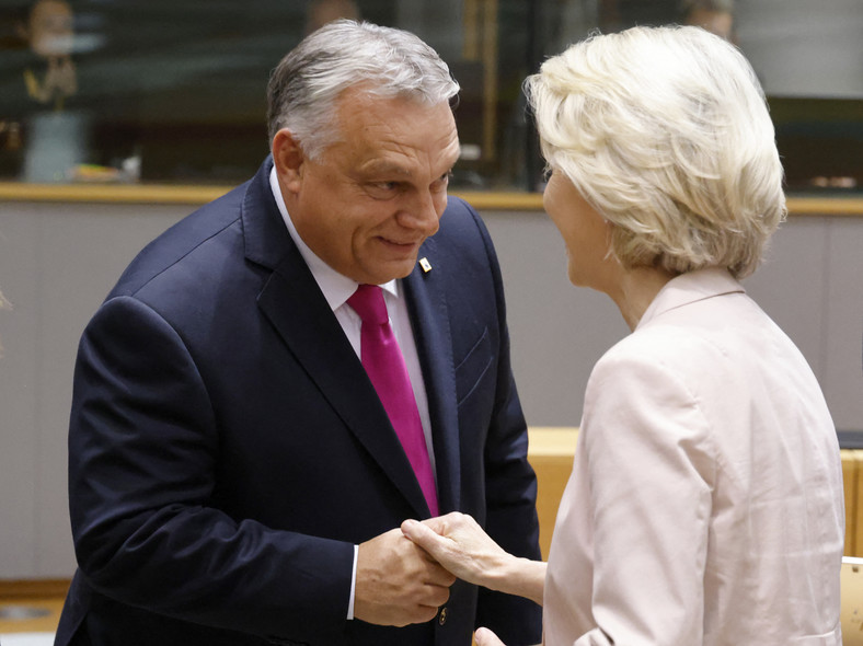 Premier Węgier Viktor Orban wita się z przewodniczącą Komisji Europejskiej Ursulą von der Leyen. 26 października 2023 r.