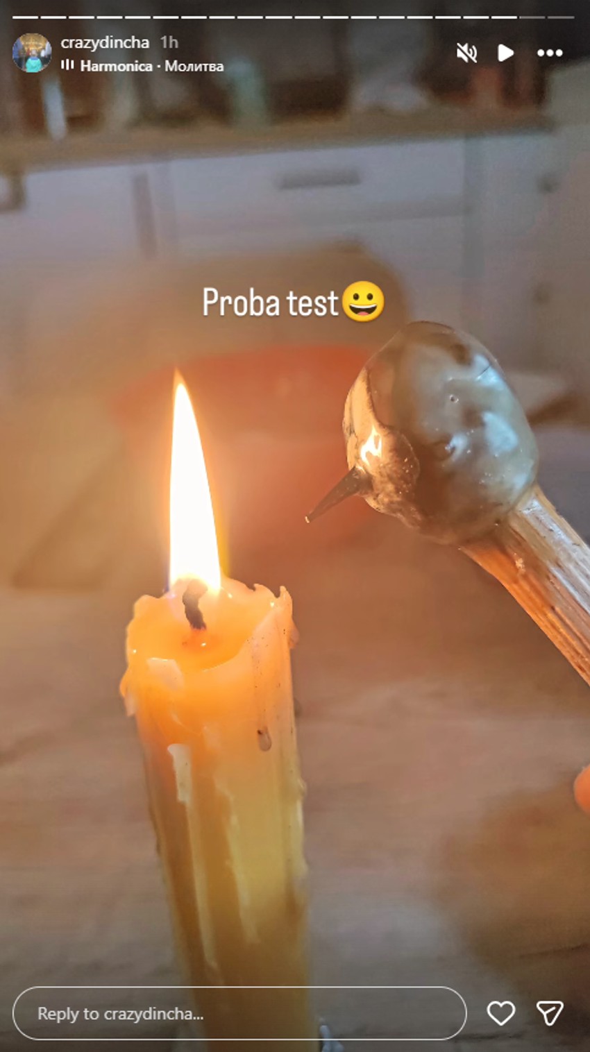 Dinča farba jaja voskom