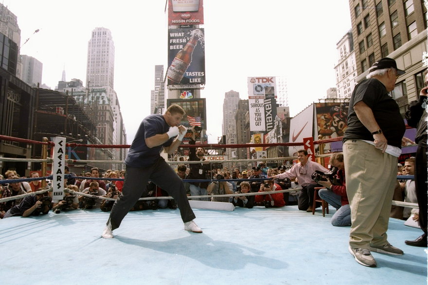 Andrzej Gołota trenujący na Times Square w Nowym Jorku (29 września 1997)
