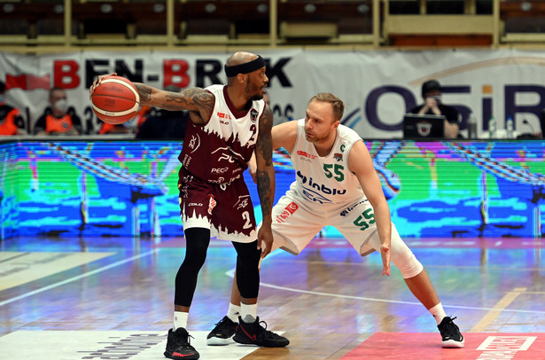 Koszykarz drużyny PGE Spójnia Stargard Jay Threatt (L) i Łukasz Koszarek (P) z zespołu Enea Zastal BC Zielona Góra podczas czwartego meczu ćwierćfinałowego fazy play off Ekstraklasy