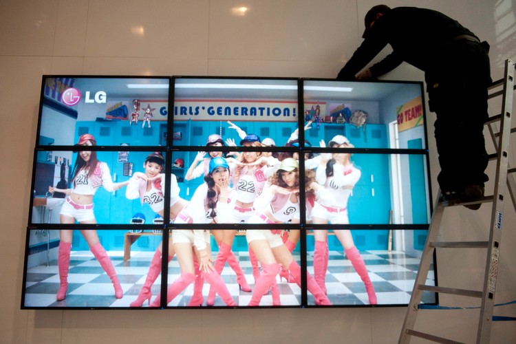 Ściana telewizorów LG