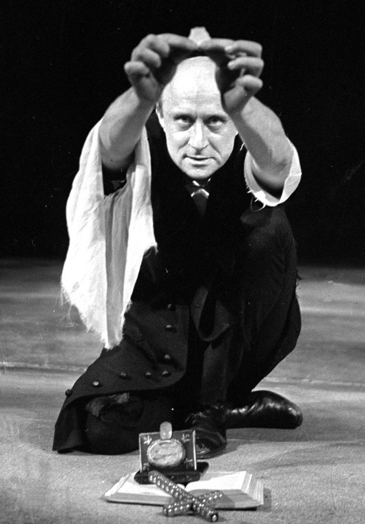 Marek Walczewski w sztuce "Tragiczne dzieje doktora Fausta" w warszawskim Teatrze Ateneum (1975)