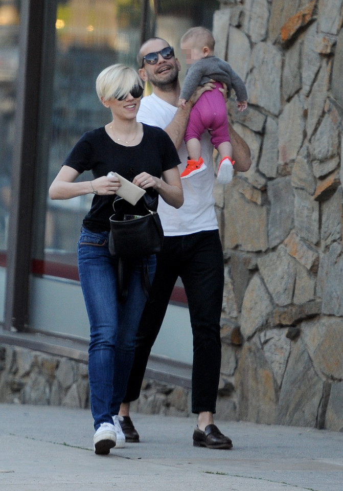 Scarlett Johansson z mężem i córeczką