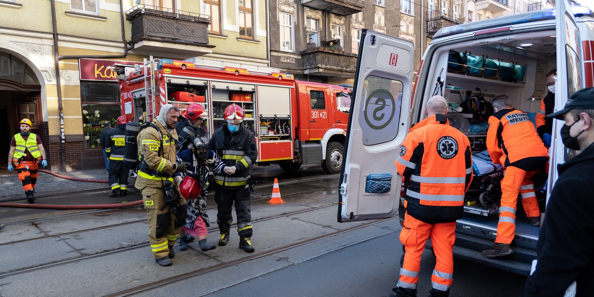 Dramatyczna akcja strażaków w centrum miasta. Helikopter lądował w parku