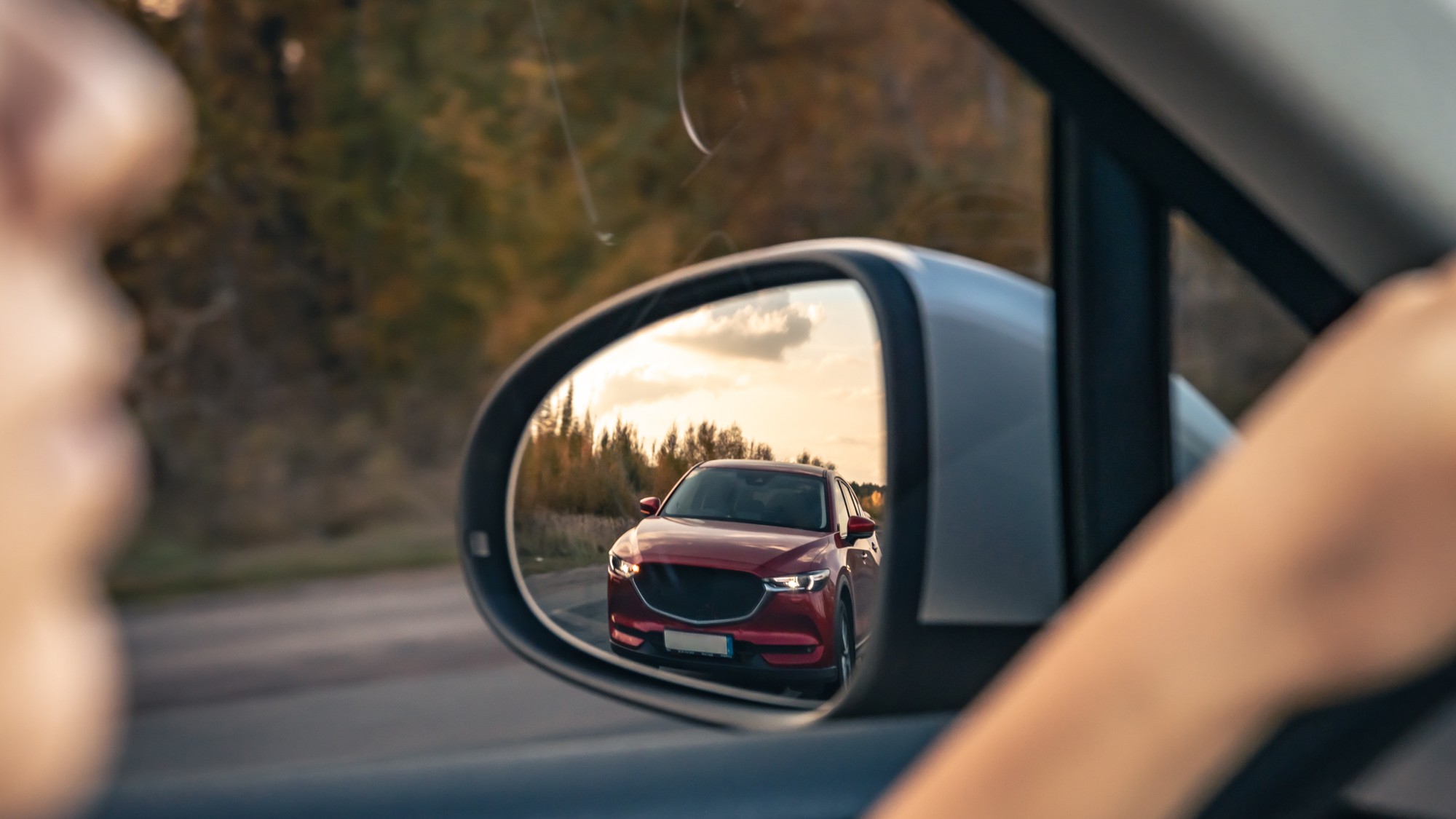 Správne nastavenie spätných zrkadiel vyžaduje vyklopenie skiel smerom von pre minimalizáciu mŕtveho uhla. Vodiči by mali v odraze vidieť bok vlastného auta len pri naklonení hlavy. 