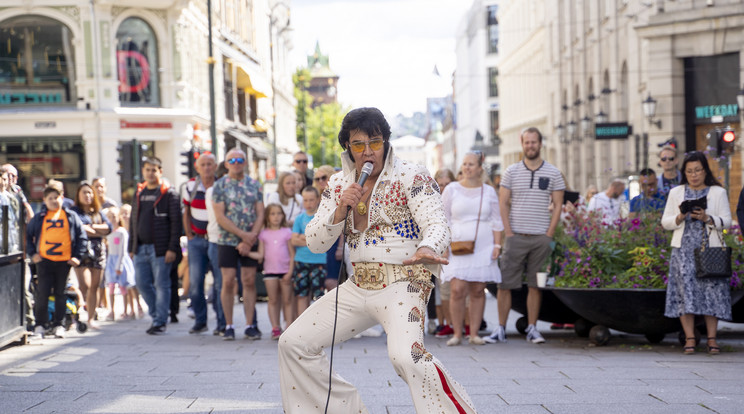 Elvis Presley legendája örök, még ma is sok imitátorok bújik a bőrébe Fotó: MTI/EPA/NTB Scanpix/Fredrik Hagen