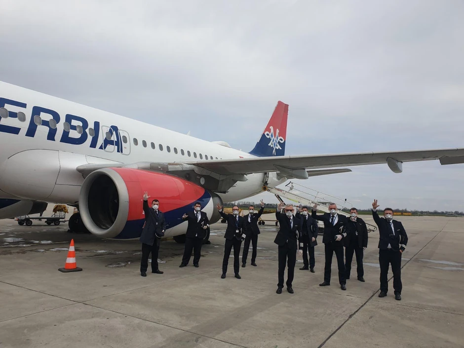 Flota "Er Srbije" sa podignuta tri prsta