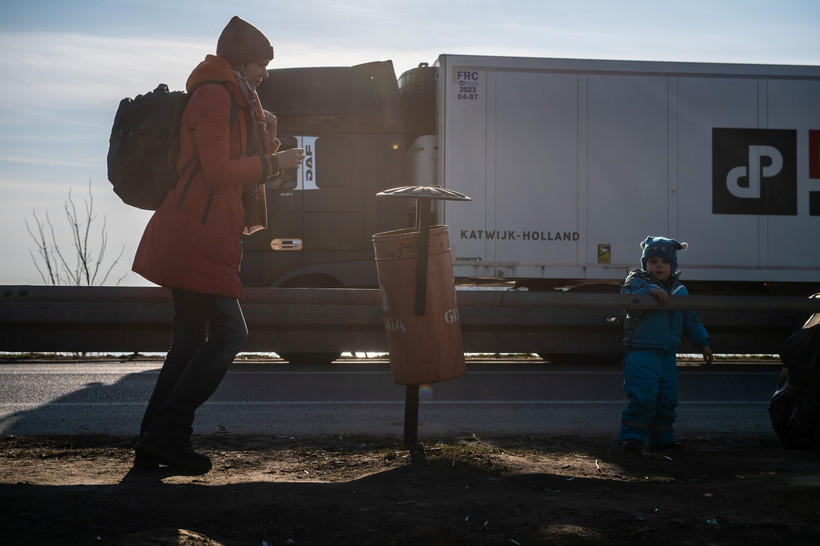 Uchodźcy z Ukrainy na polsko-ukraińskim przejściu granicznym w Hrebennem