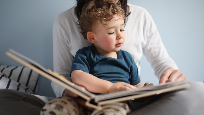 Jak czytać dzieciom – czytanie do snu, porady, zalety czytania dzieciom