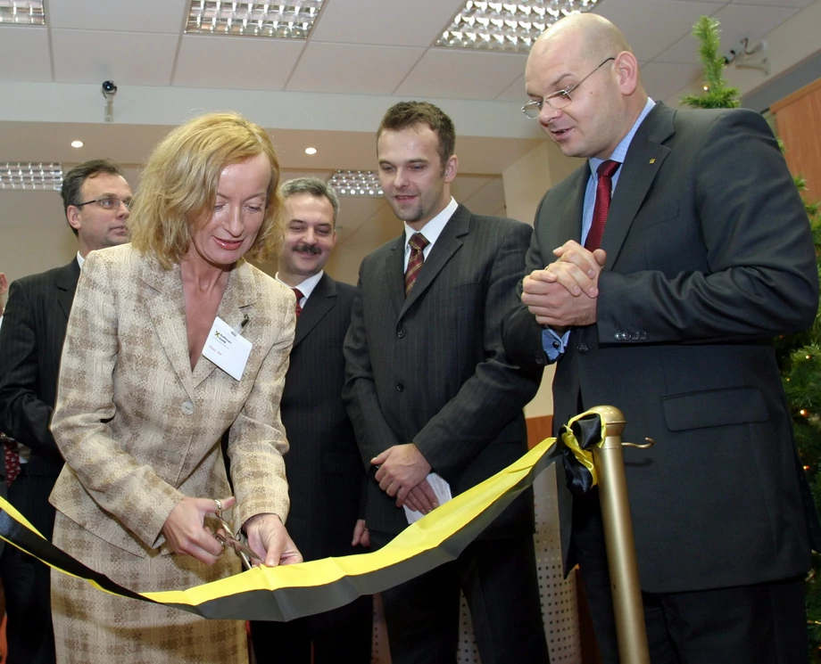 Wójt Maria Jolanta Batycka-Wąsik na otwarciu placówki Raiffeisen Banku w Lesznowoli. 2005 rok.