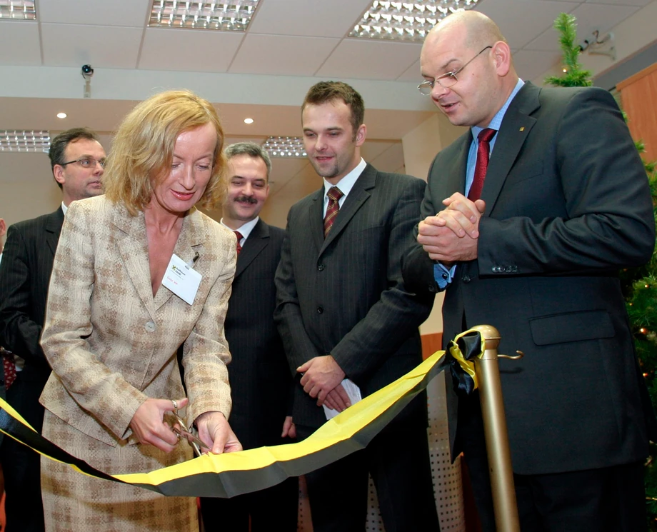 Wójt Maria Jolanta Batycka-Wąsik na otwarciu placówki Raiffeisen Banku w Lesznowoli. 2005 rok.