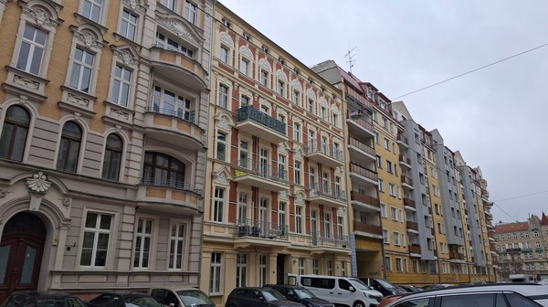 Piękne balustrady balkonów i sztukaterii nad oknami robią duże wrażenie. 