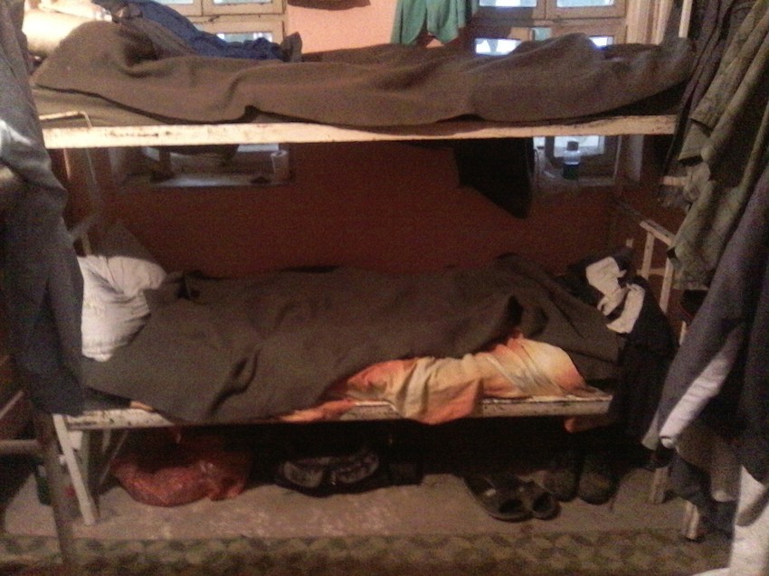 NEHUMANO: Kreveti za radnike u trošnoj kući