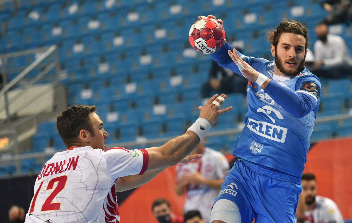 Zawodnik Orlenu Wisły Płock Niko Mindeghia (P) i Andrew Donlin (L) z Abanca Ademar podczas zaległego meczu 4. kolejki Ligi Europejskiej piłkarzy ręcznych
