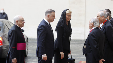 Andrzej i Agata Dudowie u papieża Franciszka. Pierwsza dama cała na czarno i w mantylce