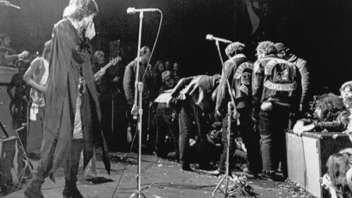 Mick Jagger przerywa na chwilę koncert na Altamont Rock Festival w Kalifornii, 6 grudnia 1970 r.